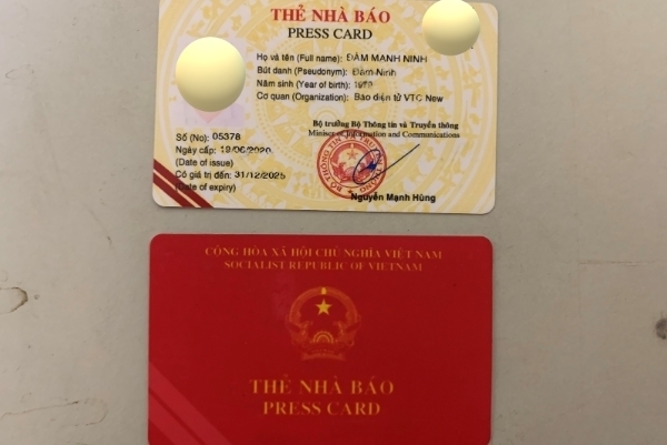 Vì sao cần làm thẻ nhà báo giả?